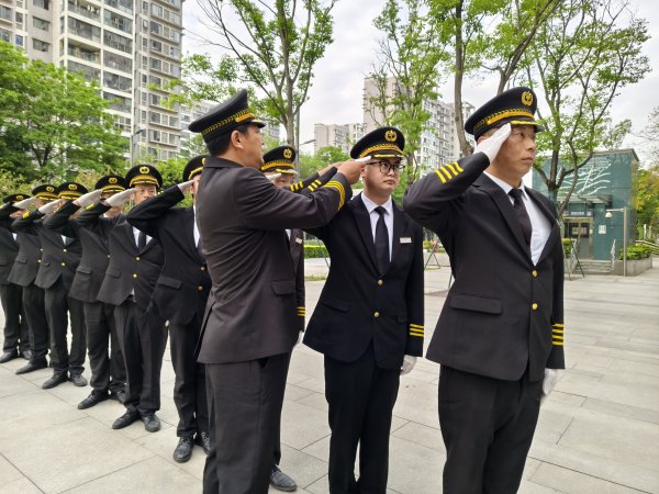 无锡恒鑫配资 强体魄 优服务 树形象 中铁建物业成都中心开展秩序大练兵
